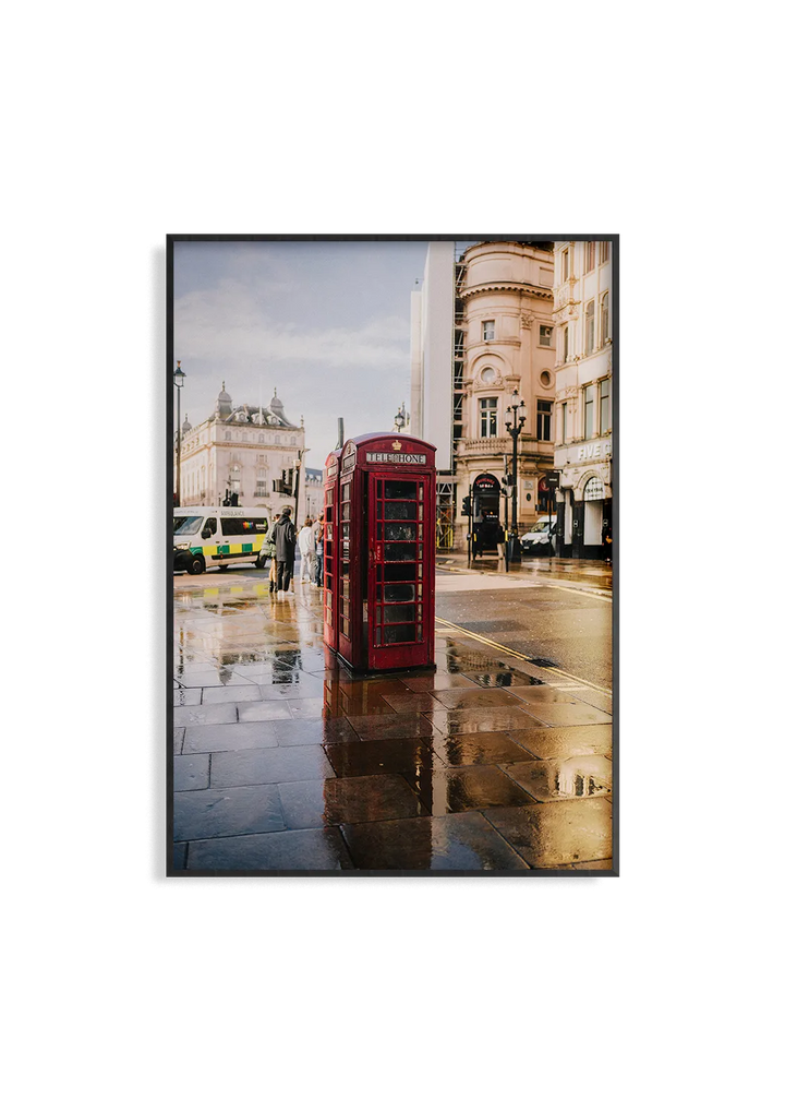 After Rain – Fotografie Kunstdruck von Alexander Zahn, London Telefonzelle Regen