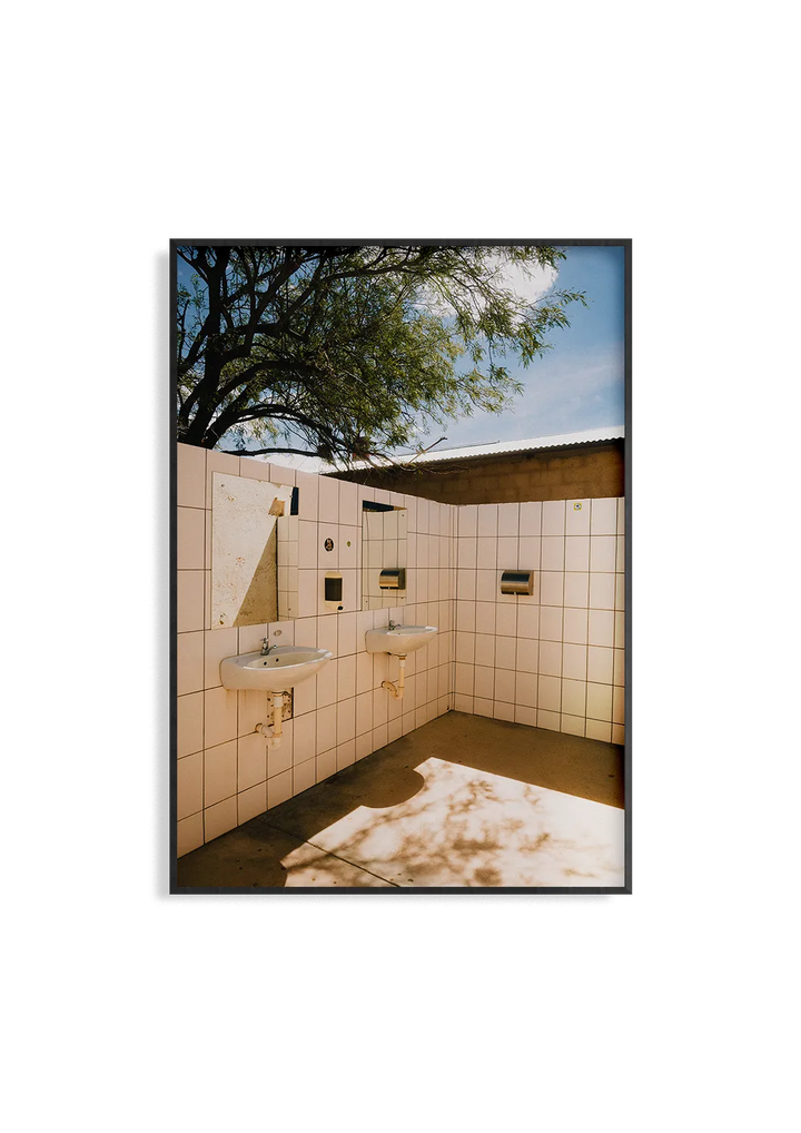 Clean Hands – Fotografie Kunstdruck von Alexander Zahn, Outdoor-Bad Wüste Savanne