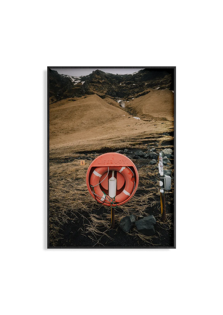 Cold Swim – Fotografie Kunstdruck von Alexander Zahn, Bergsee Schwimmen Rettungsring