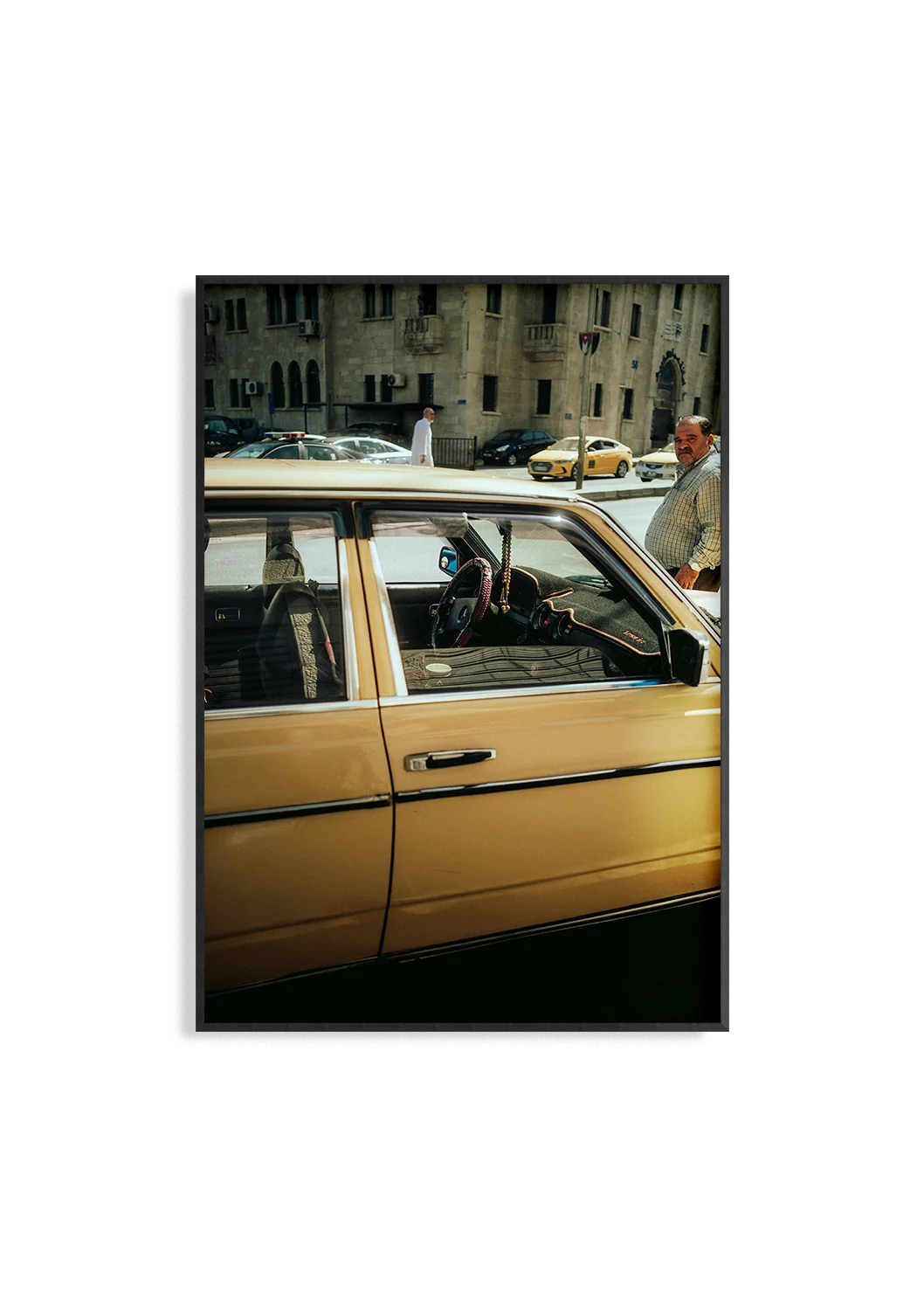 Crossed Paths – Straßenfotografie Kunstdruck von Alexander Zahn, Oldtimer Straßenszene