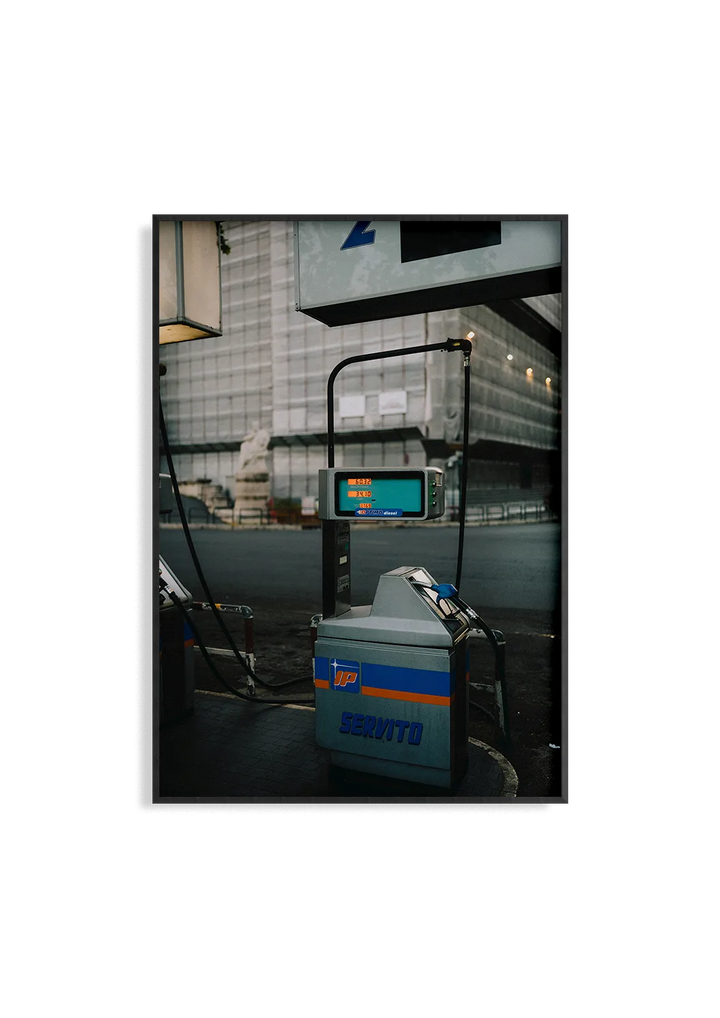 Diesel Only – Fotografie Kunstdruck von Alexander Zahn, Tankstelle Stadt