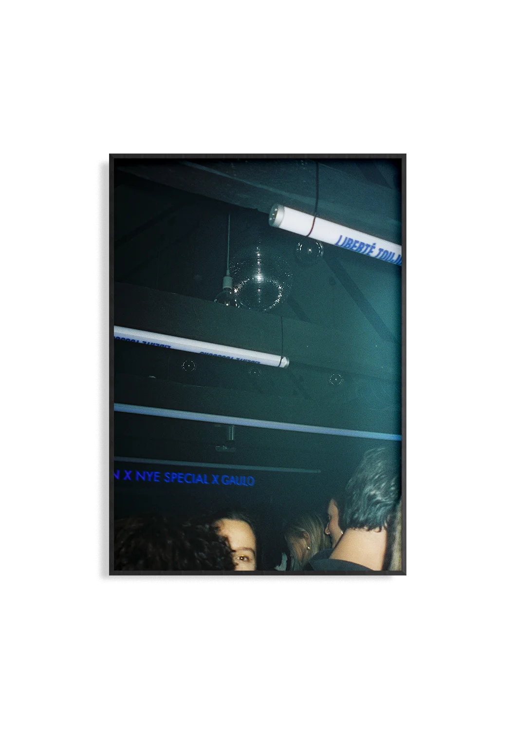 Disco Blue – Analogfotografie Kunstdruck von Anna Fleischmann, Discokugel blaues Licht