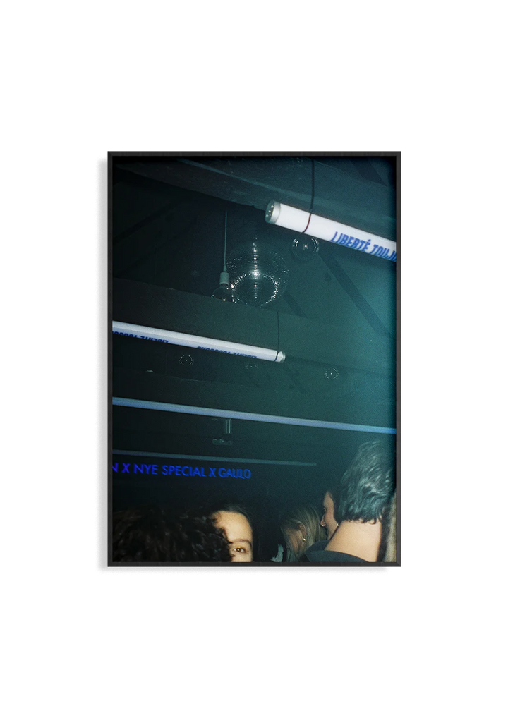 Disco Blue – Analogfotografie Kunstdruck von Anna Fleischmann, Discokugel blaues Licht