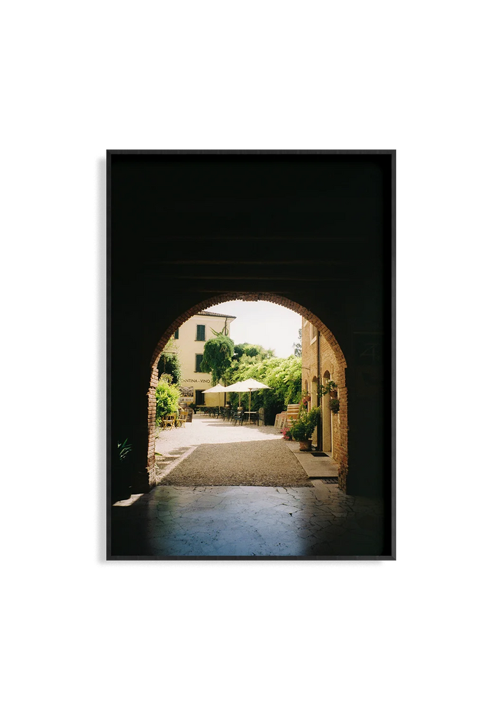 Lago di Garda Vinotheka – Analogfotografie Kunstdruck von Anna Fleischmann, Weinhandlung Gardasee