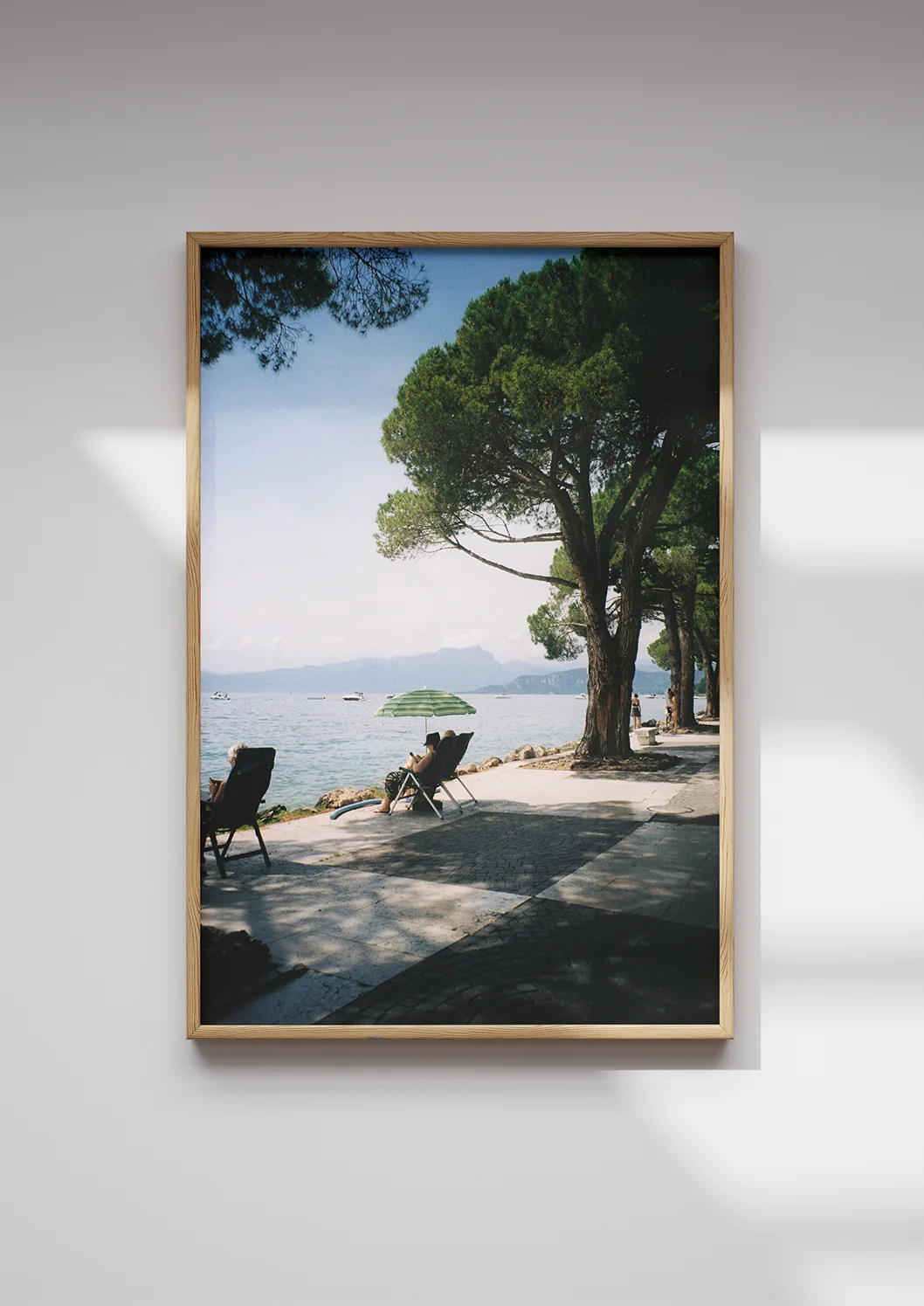 Analogfotografie Kunstdruck Lago di Garda von Anna Fleischmann – warmes Gardasee-Motiv 
Fine Art Prints