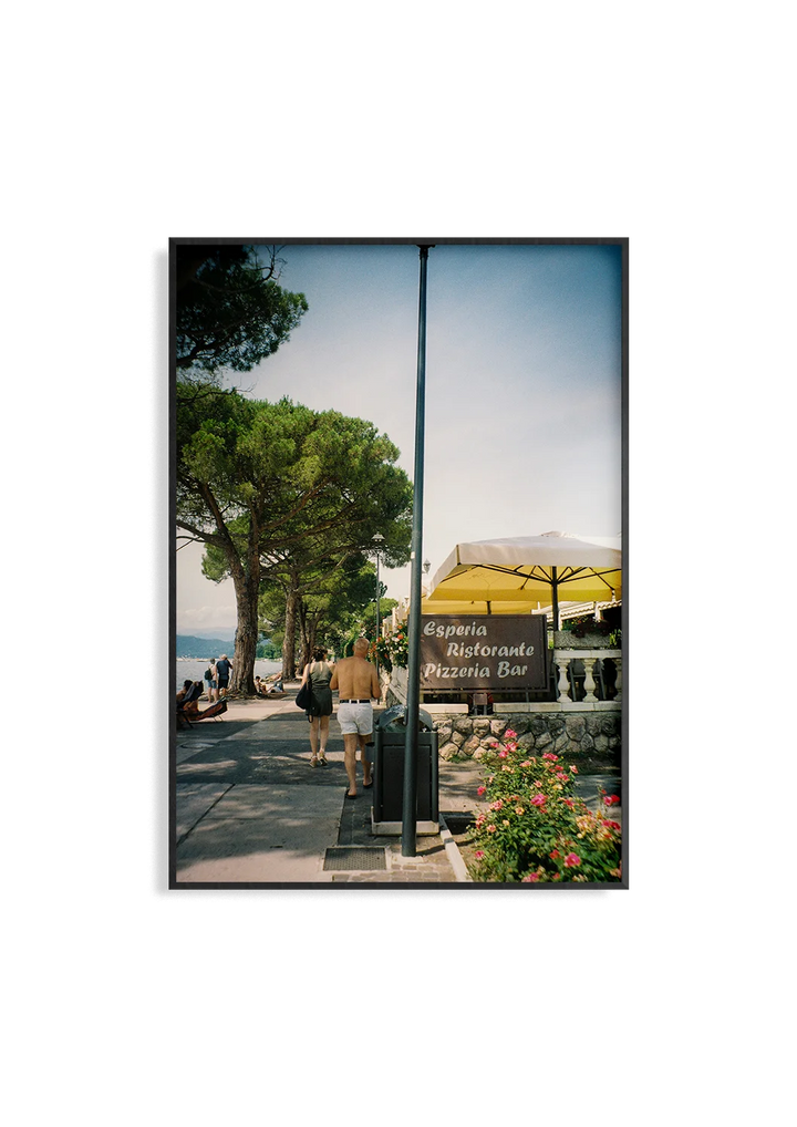Lago di Garda Pizzeria – Analogfotografie Kunstdruck von Anna Fleischmann, Pizzeria Gardasee