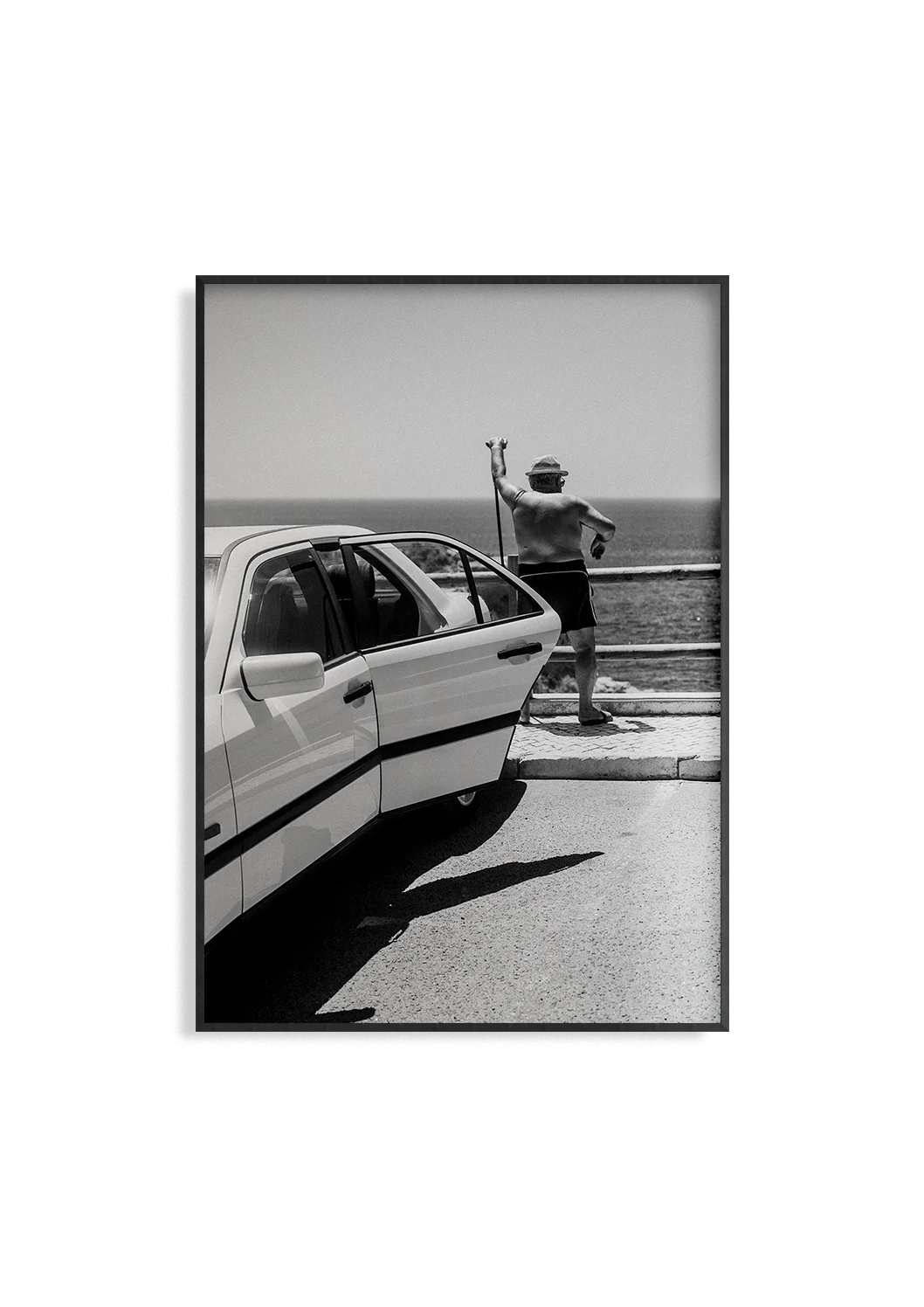 Our Spot – Schwarzweiß Fotografie Kunstdruck von Alexander Zahn, Oldtimer Strand