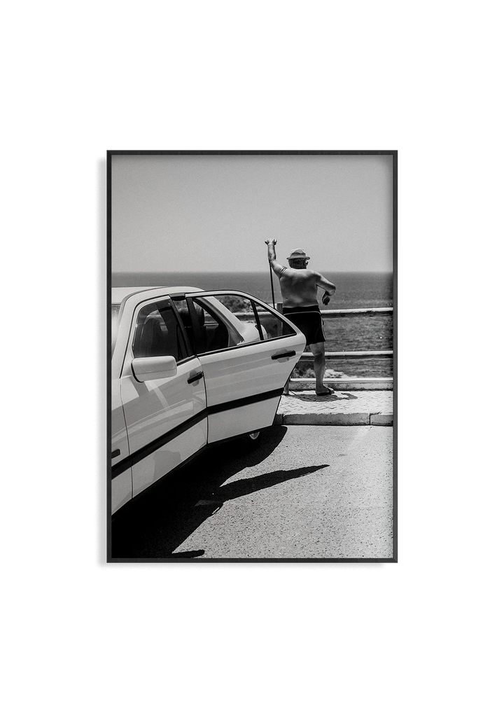 Our Spot – Schwarzweiß Fotografie Kunstdruck von Alexander Zahn, Oldtimer Strand