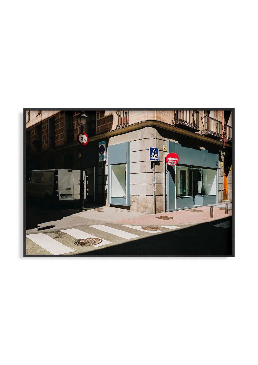 Silent Street – Stadtfotografie Kunstdruck von Alexander Zahn, menschenleere Straße