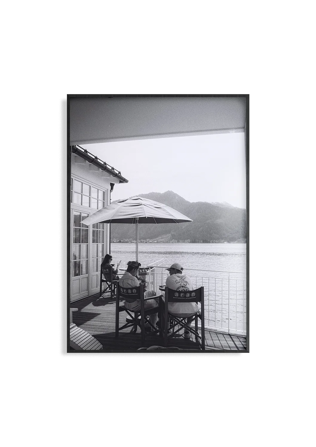 Analogfotografie Poster von Anna Fleischmann – Münchner Chic am Tegernsee, Sonnenschirm vom Aran auf echtem Schwarzweiß-Film