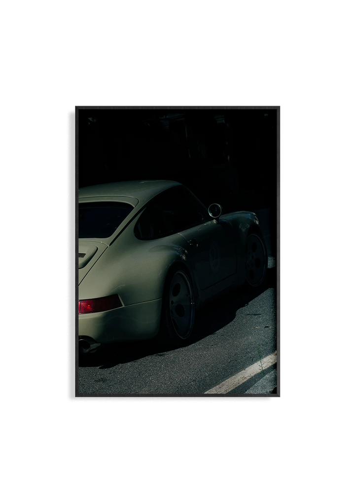 Verde nel Verde – Fotografie Kunstdruck von Leoni Hoffsümmer, grüner Porsche Straße