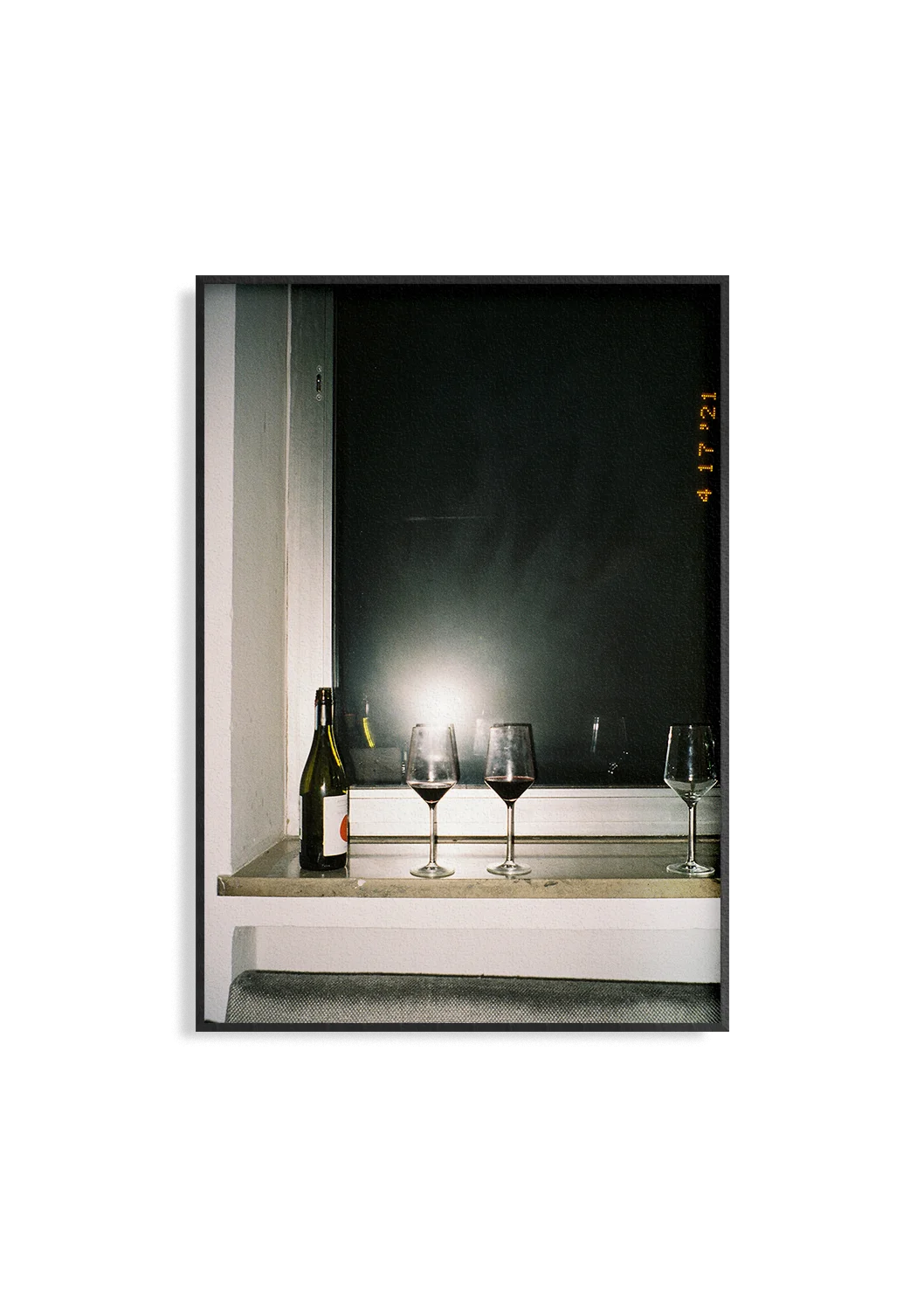 Analogfotografie Kunstdruck von Anna Fleischmann – zwei Weingläser, gemütliche Kühle, echtes Filmkorn. Limitierter Druck auf Premiumpapier. Kein Massenprodukt – echte Kunst.
