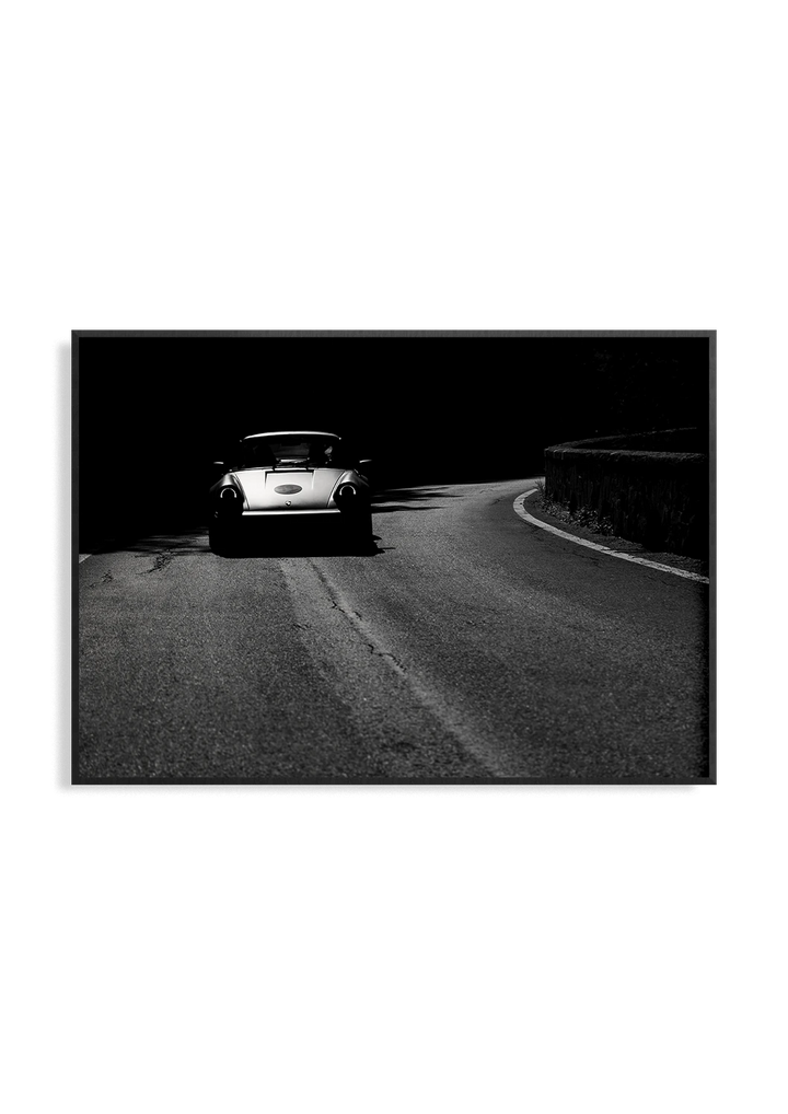 Ombra d'Argento – Fotografie Kunstdruck von Leoni Hoffsümmer, silberner Porsche