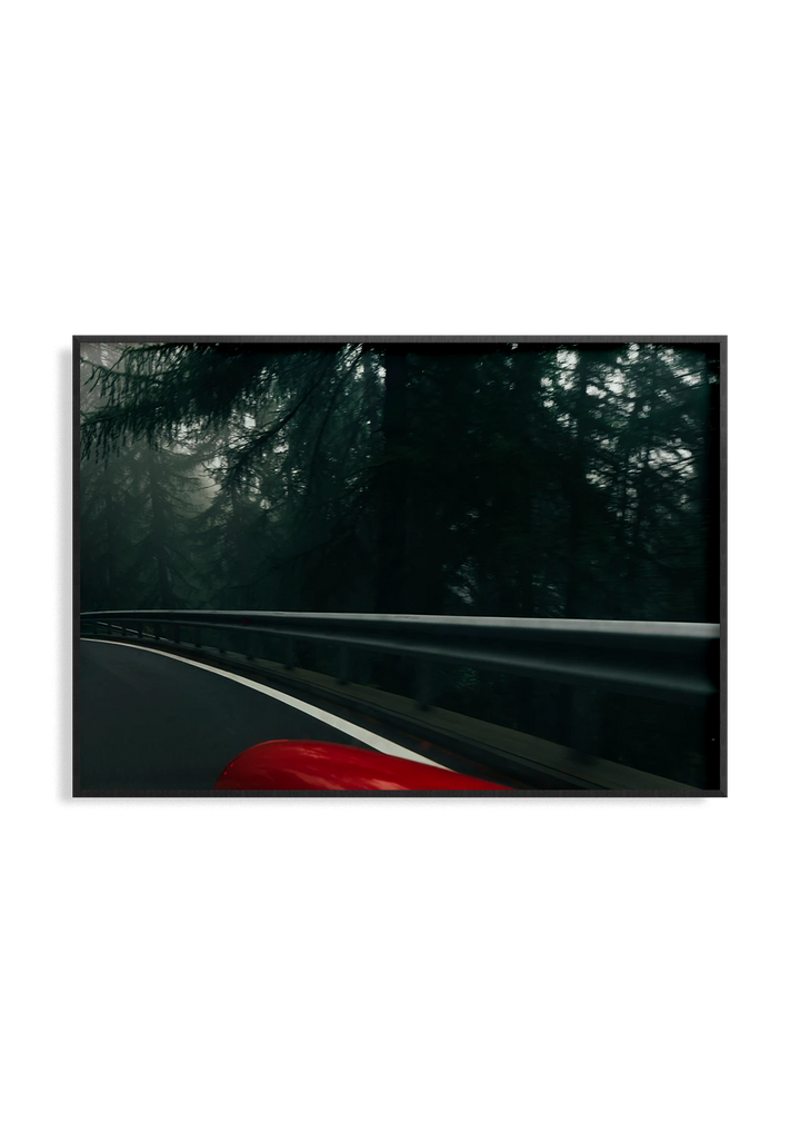 Rosso nel Bosco – Fotografie Kunstdruck von Leoni Hoffsümmer, roter Porsche Wald